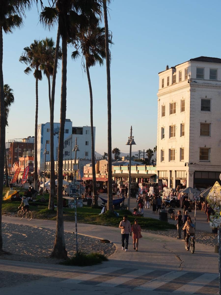 El Rumi dan Syifa Hadju saat liburan di Santa Monica Pier