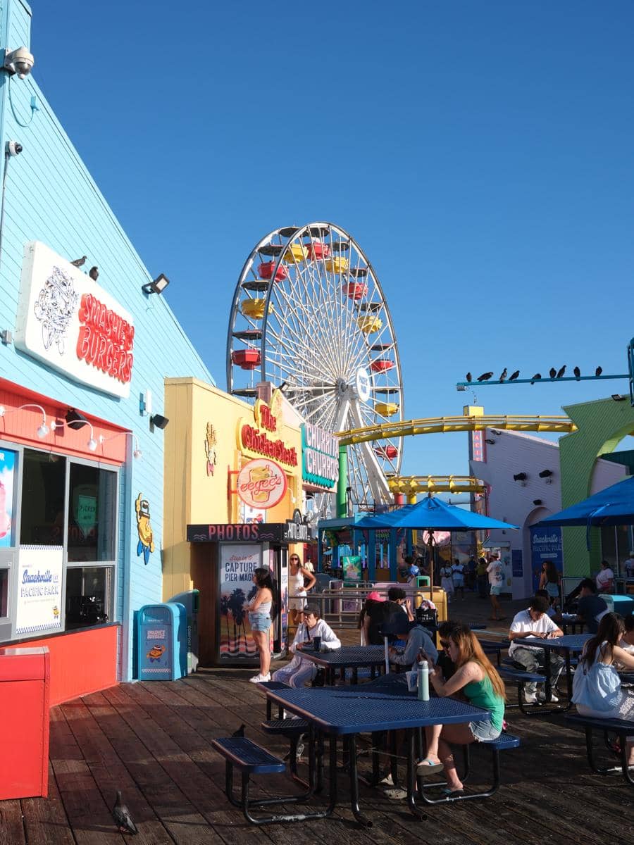 El Rumi dan Syifa Hadju saat liburan di Santa Monica Pier