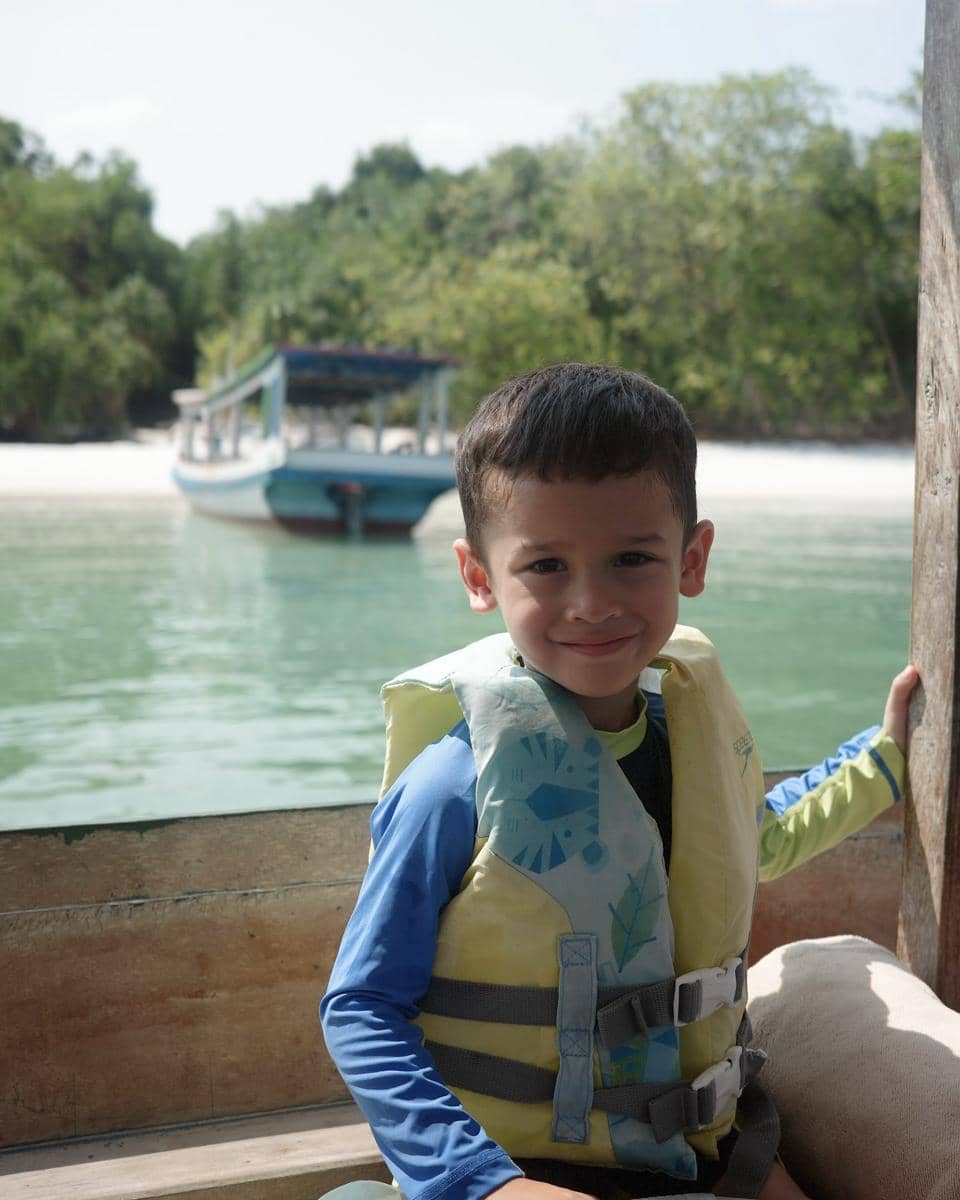 Keluarga Yasmine Wildblood liburan di Pulau Lengkuas, Belitung