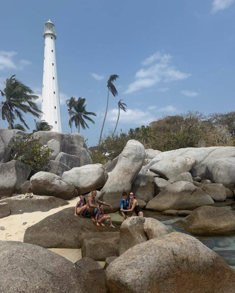 Keluarga Yasmine Wildblood liburan di Pulau Lengkuas, Belitung