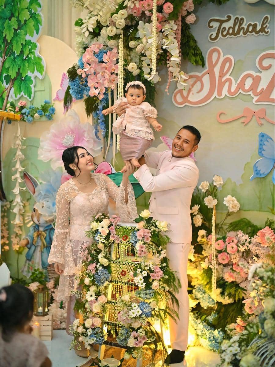 Gaya dan dekorasi tedhak siten anak kedua Via Vallen dalam unggahan Instagram akun Chevra Yo88 tersebut.