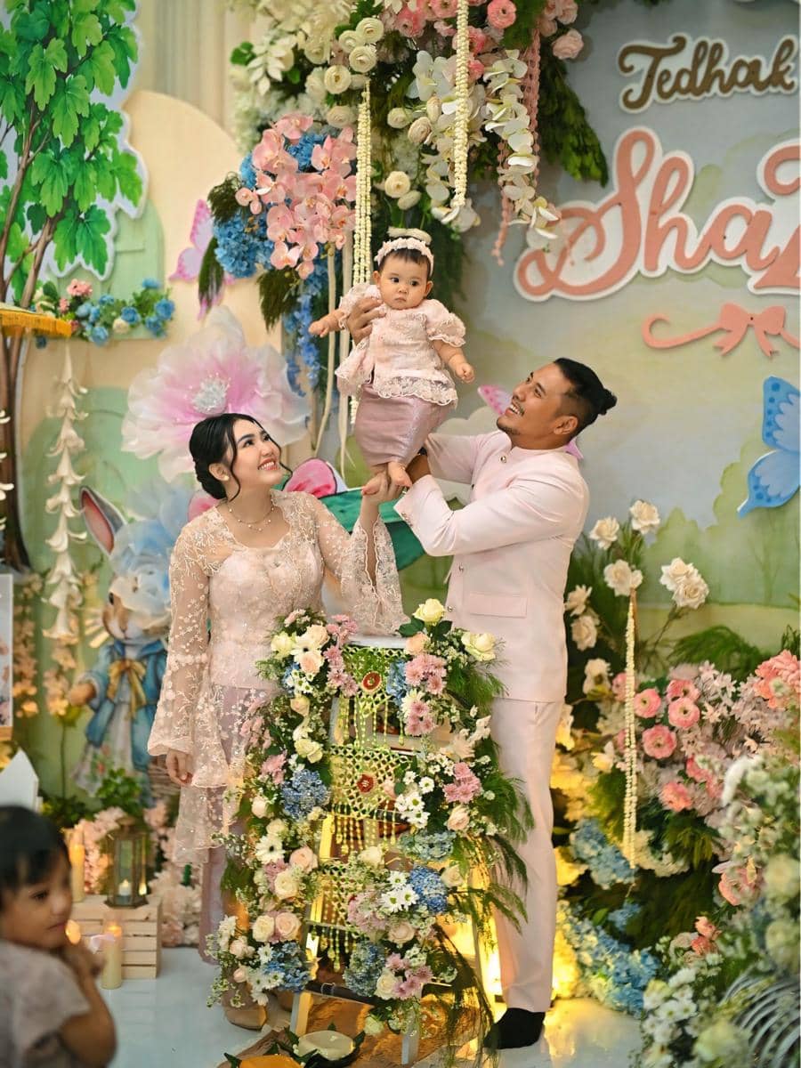 Dekorasi tedhak siten anak kedua Via Vallen dengan penataan bernuansa tradisional dan ornamen acara keluarga.