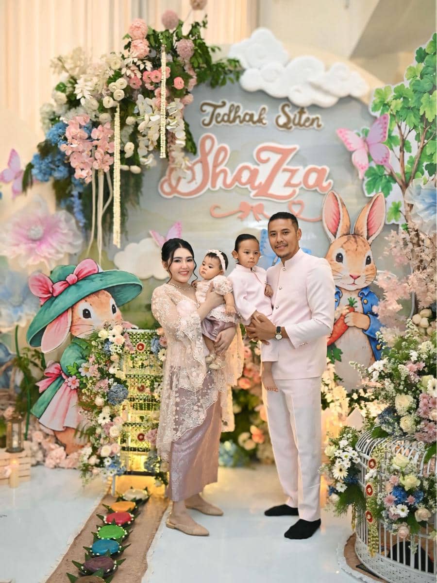 Tatanan dekorasi untuk acara tedhak siten anak kedua Via Vallen, dengan ornamen perayaan yang tertata rapi