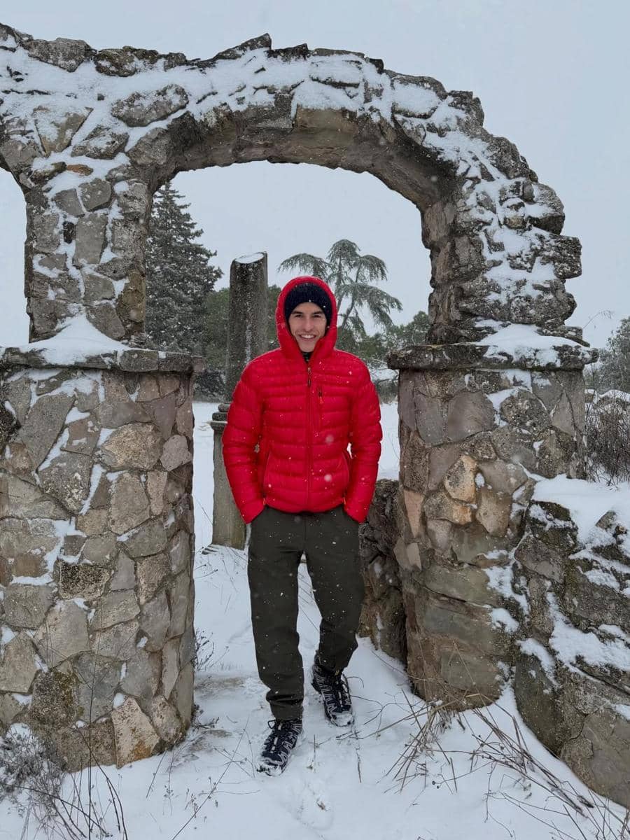 Marc Márquez mengenakan jaket gelap berdiri di tengah salju di Cervera, menikmati suasana musim dingin.