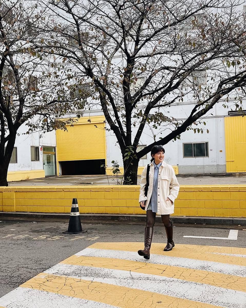 gaya outfit bernuansa earth tone ala Ify Alyssa