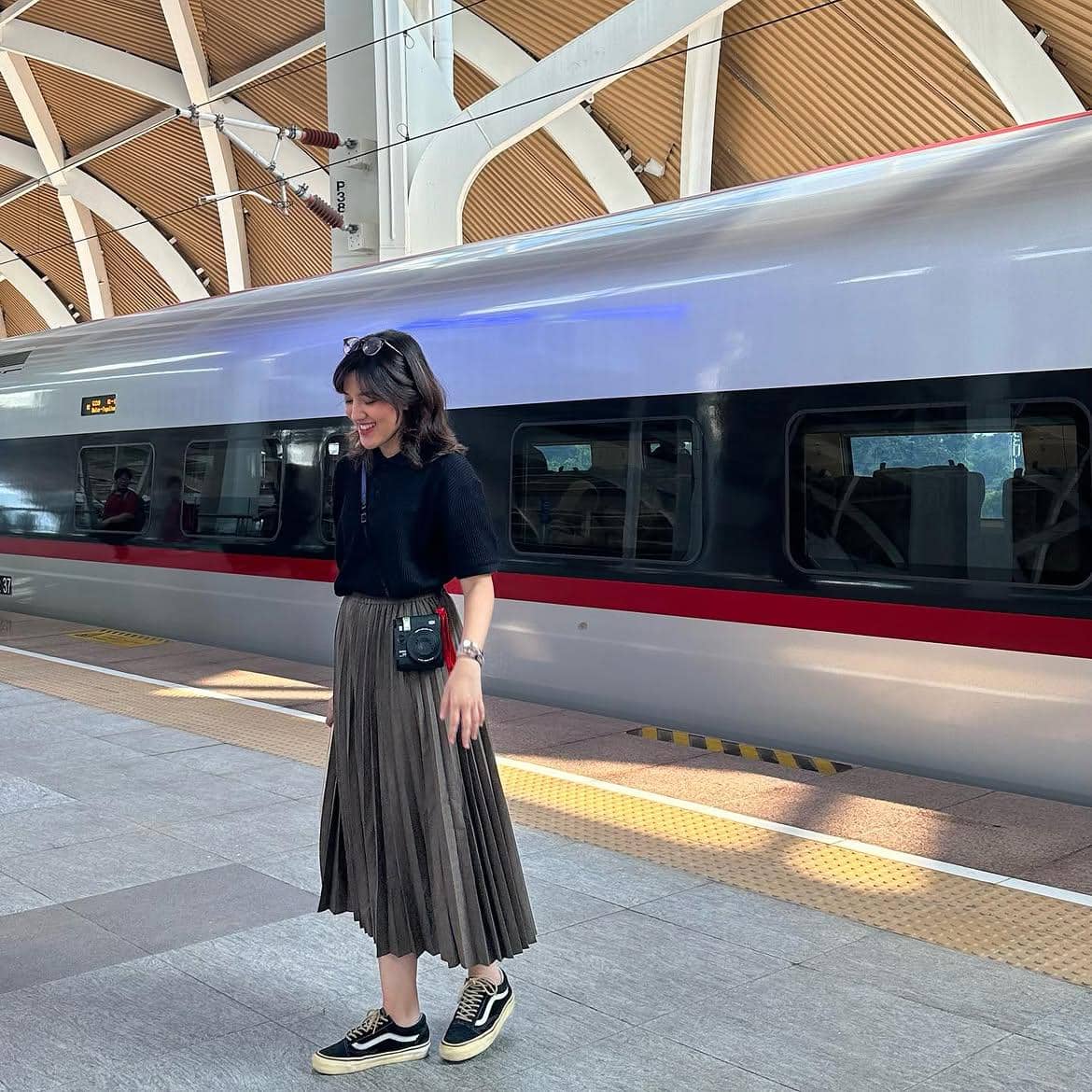 gaya outfit bernuansa earth tone ala Ify Alyssa