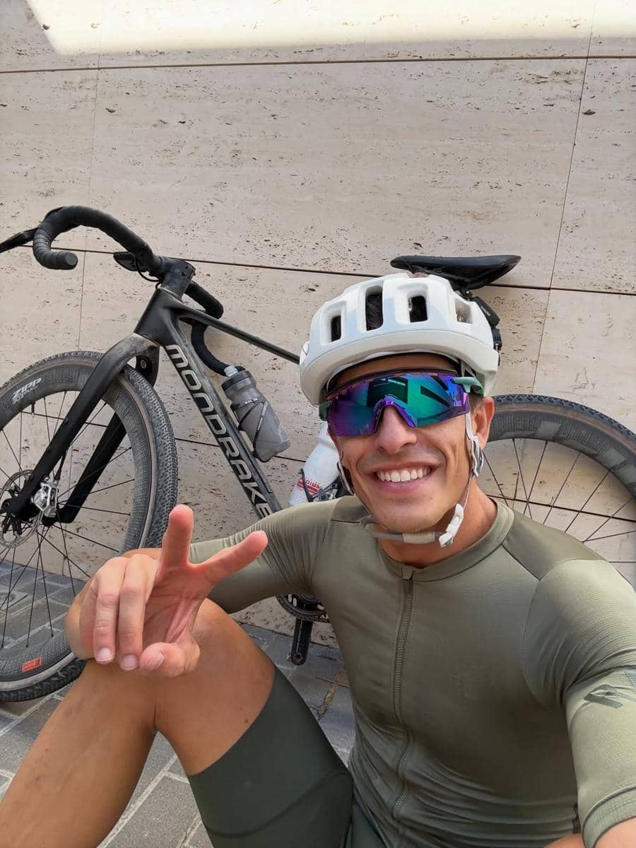 Marc Márquez berpose santai di luar sirkuit dengan gaya kasual, memperlihatkan pesonanya dalam unggahan Instagram.