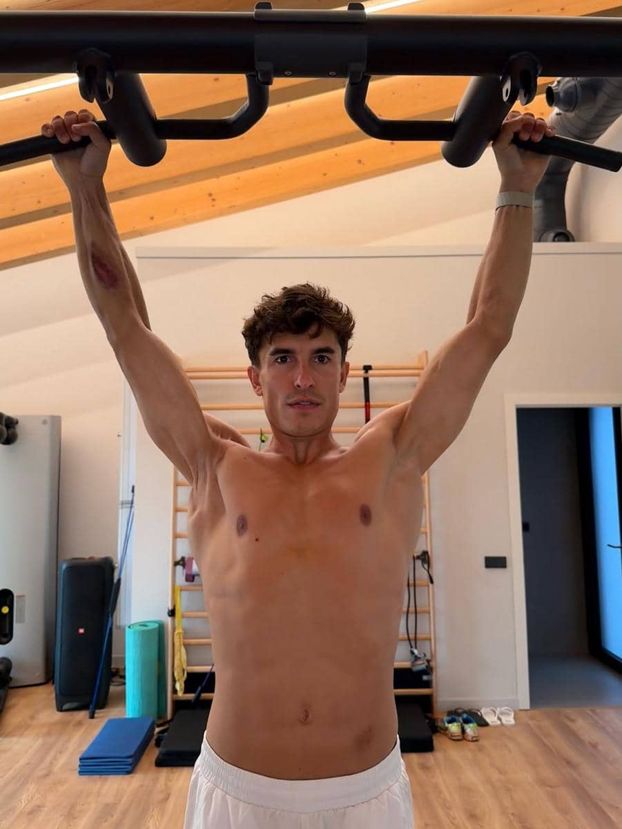 Marc Márquez berpose di luar sirkuit dalam unggahan di akun Instagram pribadinya, menonjolkan pesonanya.