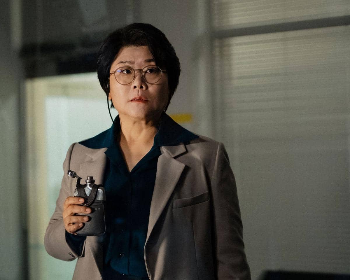 Cuplikan adegan drama Korea Doctor X: Mafia in White dari SBS yang memperlihatkan suasana cerita serial tersebut.