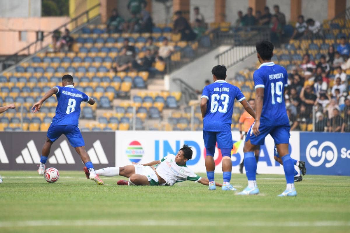 Pemain PSMS dan PSPS berebut bola dalam laga di Stadion Kaharuddin Nasution, Pekanbaru, Minggu, 11 Oktober 2026.