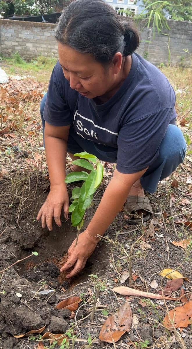 Mahasiswa HIMAGRON Unsri mengikuti kegiatan Green Action di Desa Tanjung Baru, Indralaya Utara, Ogan Ilir.