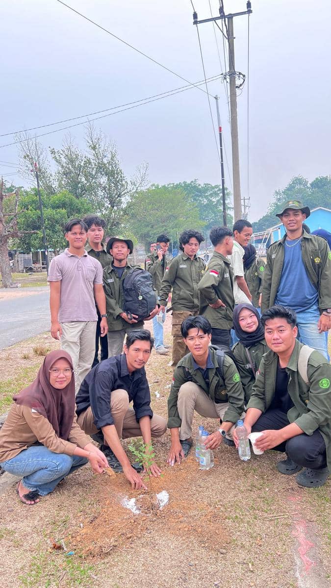 Mahasiswa HIMAGRON Unsri mengikuti kegiatan Green Action di Desa Tanjung Baru, Indralaya Utara.
