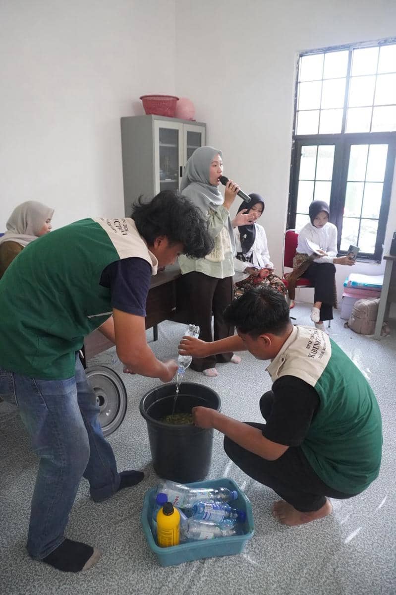 Mahasiswa HIMAGRON Unsri menggelar kegiatan Green Action di Desa Tanjung Baru, Indralaya Utara, Ogan Ilir.