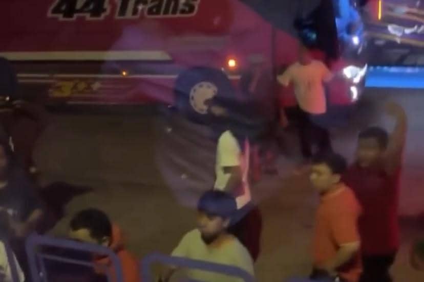 Bus tim EPA U-18 Persib tampak mengalami kerusakan setelah diserang di Batang, menurut dokumentasi yang ada.