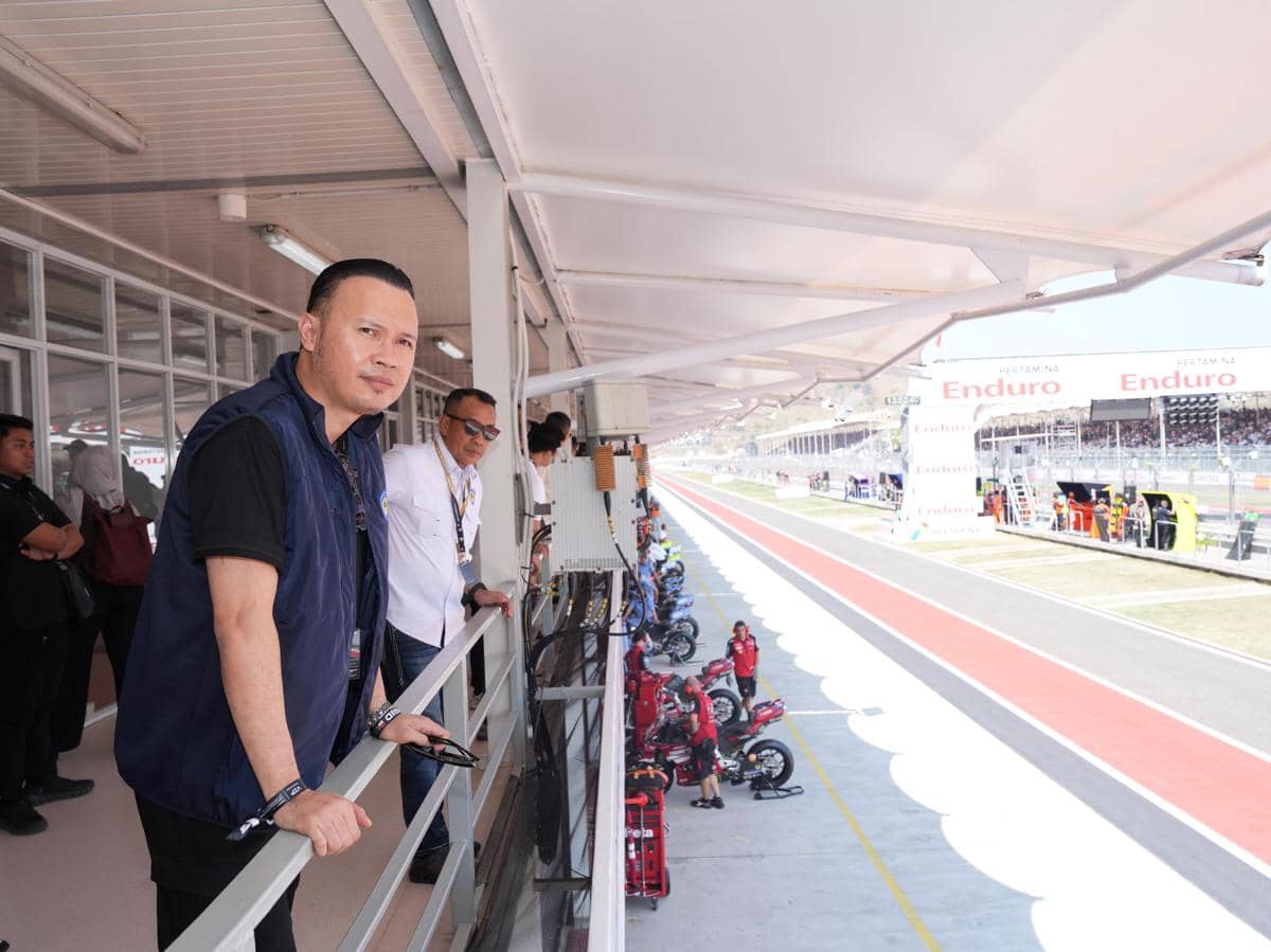 Dirjen Imigrasi Hendarsam Marantoko meninjau dukungan layanan keimigrasian dalam ajang MotoGP Mandalika 2026 di Lombok Tengah, NTB. (Dok. Di