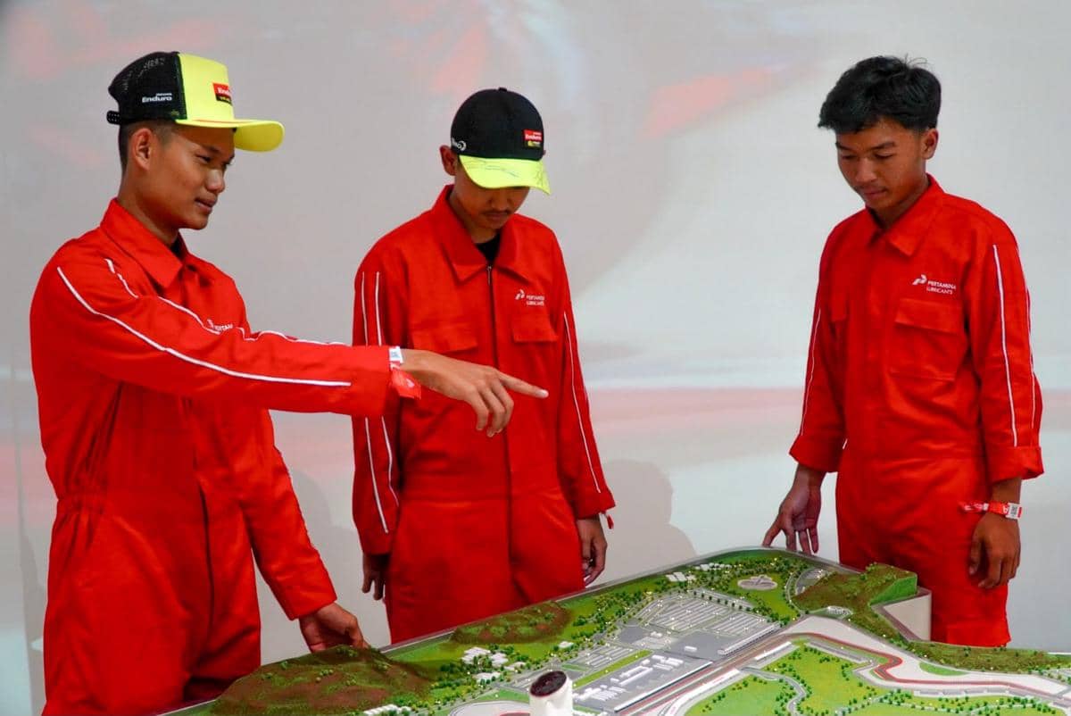 Pertamina hadirkan lelang memorabilia dan galeri MotoGP di Enduro Mandalika Experience 2026.