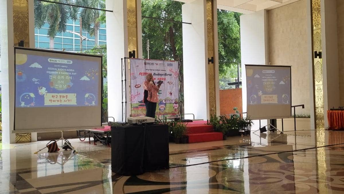 Staf KSIJ Nabilah memandu acara Festival Budaya Korea: Hangeul Day & Chuseok di Hall KW, Unika Atma Jaya Kampus Semanggi (Dok. Pribadi/Indiana Malia)