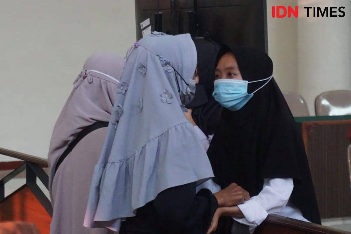 Sebelas pengasuh Daycare Little Aresha dituntut lima tahun penjara terkait dugaan kekerasan dan penelantaran anak.