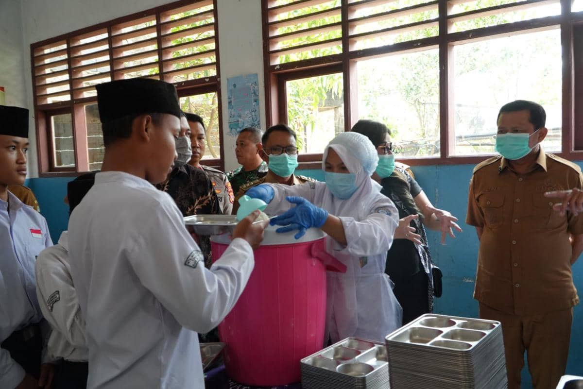 MBG di Sumedang Diuji dengan Sistem Prasmanan, Apa Bedanya?