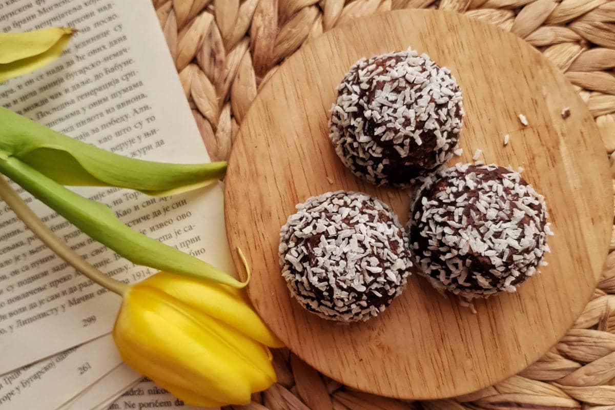 Resep Chocolate Truffles Topping Kelapa, Tanpa Tepung dan Gula!