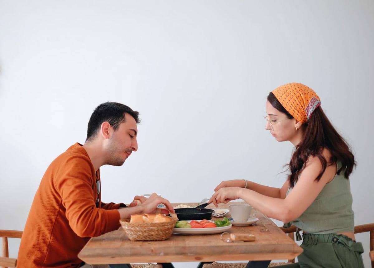 pasangan makan