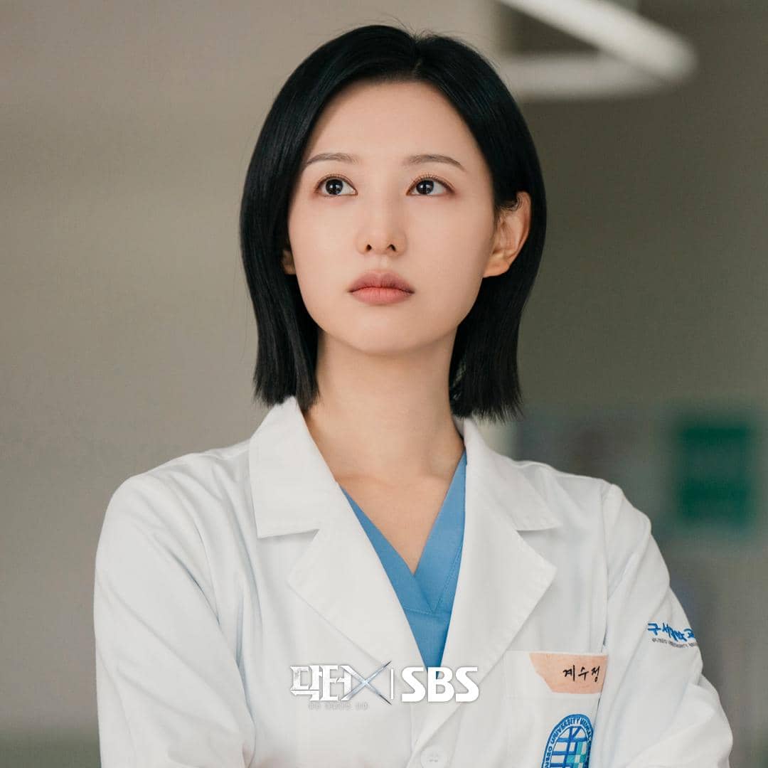 Still cut dari drama Korea Doctor X: Mafia in White produksi SBS, menampilkan adegan para karakter dalam serial tersebut.