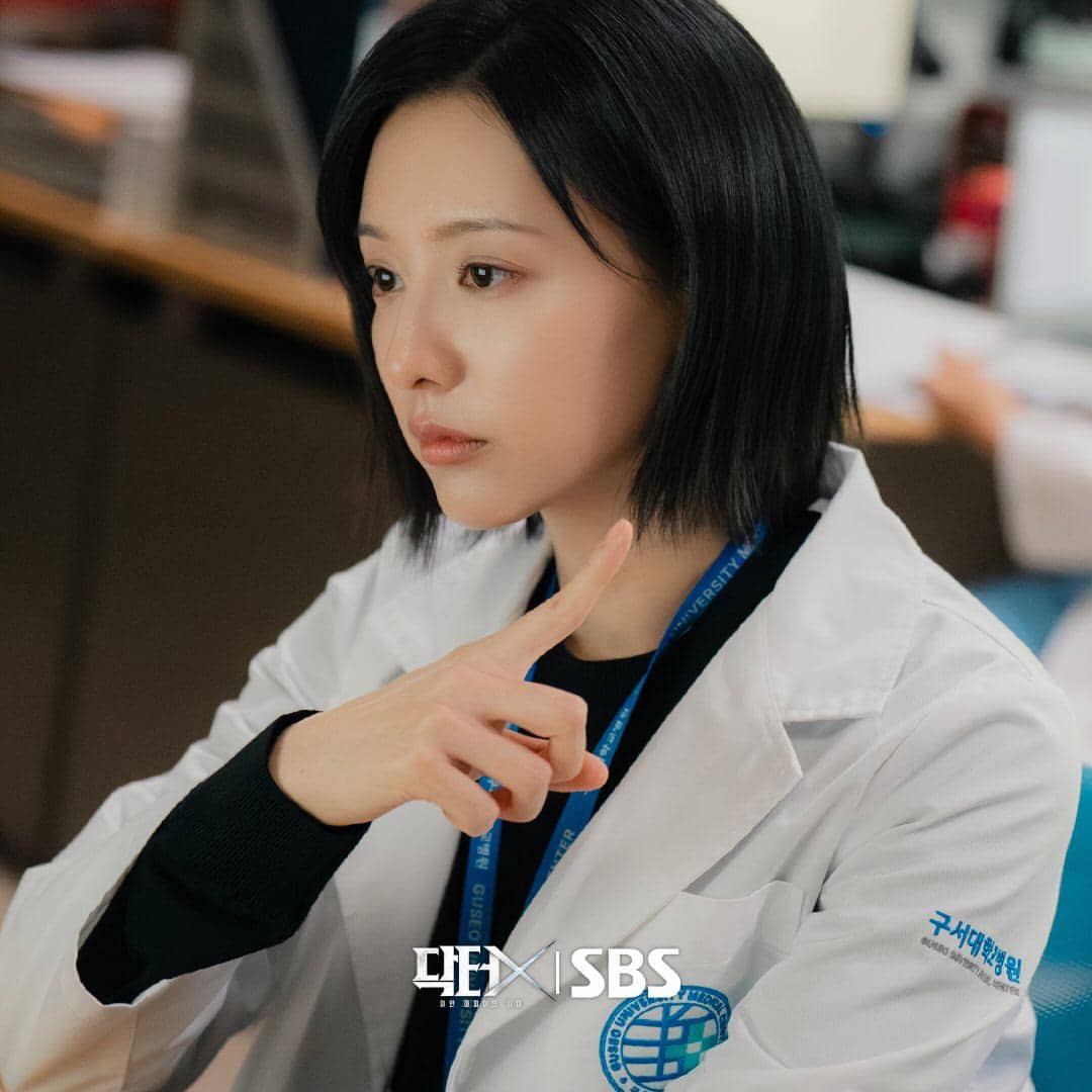 Cuplikan adegan dalam drama Korea Doctor X: Mafia in White, serial produksi SBS yang didokumentasikan sebagai still cut.