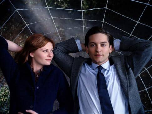 Tobey Maguire dan Kirsten Dunst tampil bersama dalam salah satu adegan film Spider-Man produksi Sony Pictures.