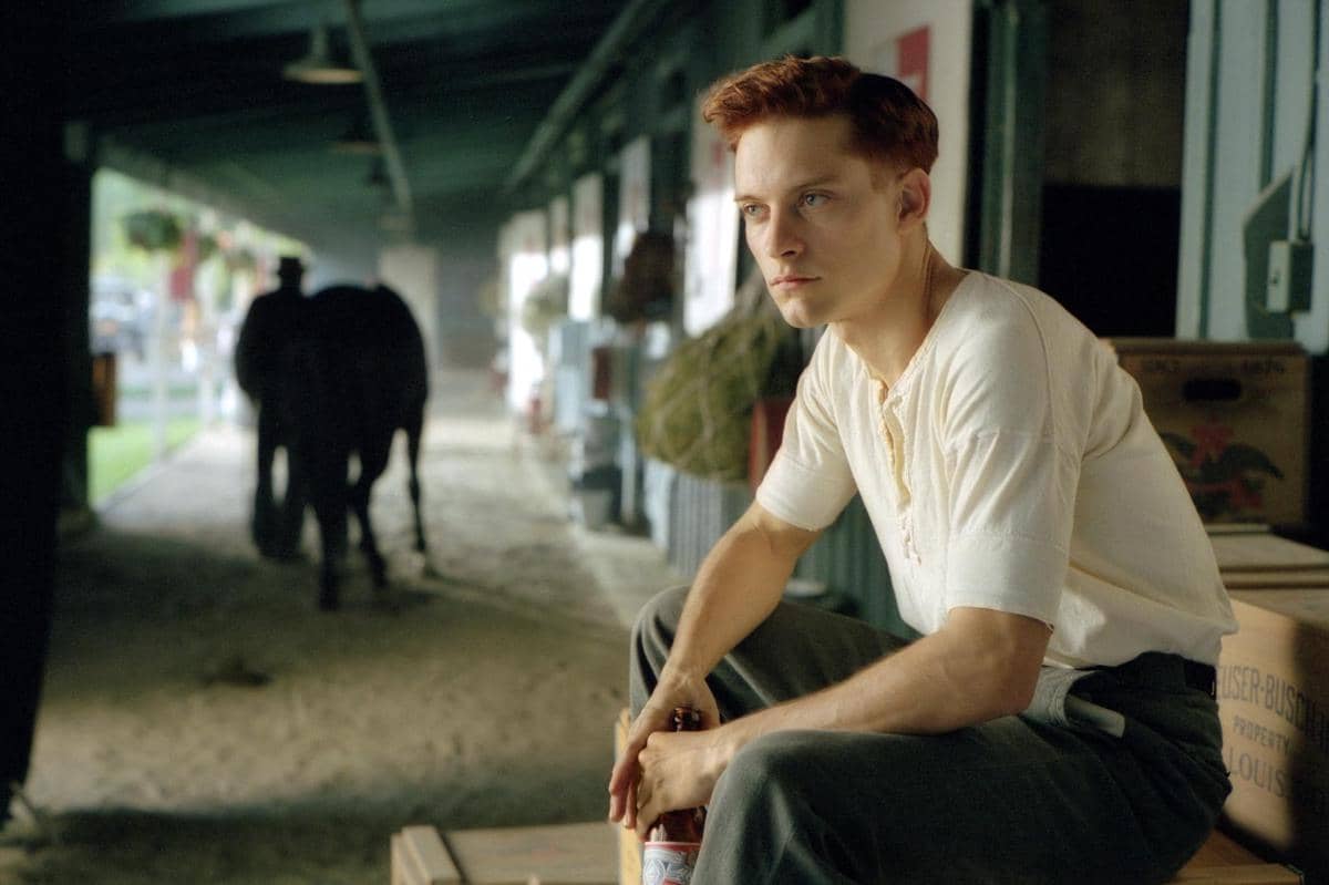 Tobey Maguire sebagai joki menunggang kuda pacuan dalam adegan film Seabiscuit produksi Universal Pictures.
