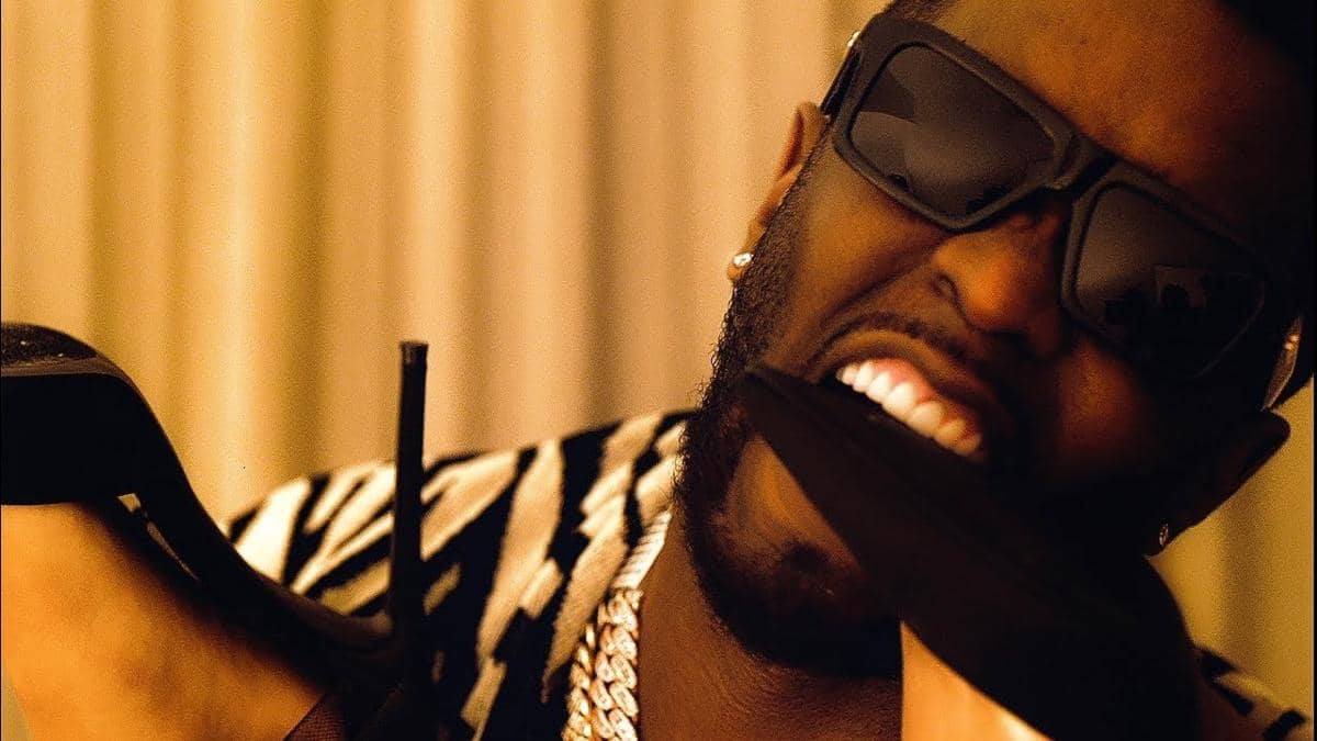 Potret P Diddy yang dikreditkan kepada kanal YouTube Diddy dalam materi visual yang digunakan pada artikel berita.