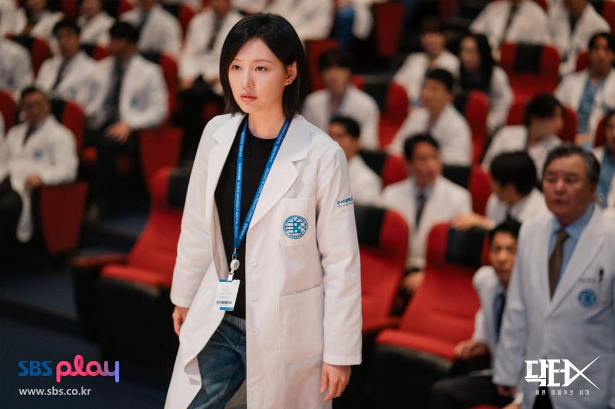 Still cut resmi serial Doctor X: Mafia in White produksi SBS memperlihatkan salah satu adegan drama.