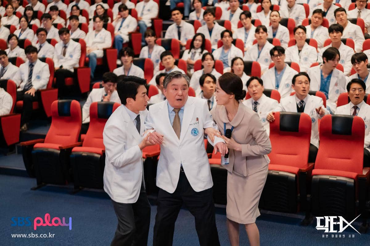 Still cut Doctor X: Mafia in White