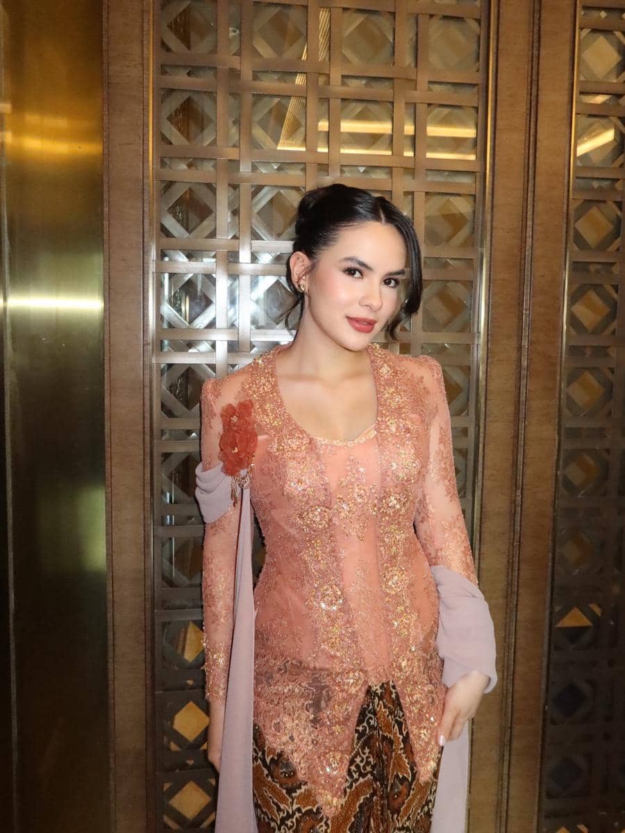 gaya rambut panjang ala Steffi Zamora
