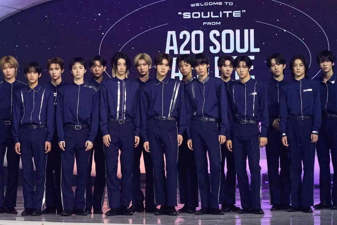 Para anggota A2O SOUL saat diperkenalkan dalam acara Welcome To SOULITE pada 12 Oktober 2026 di panggung.