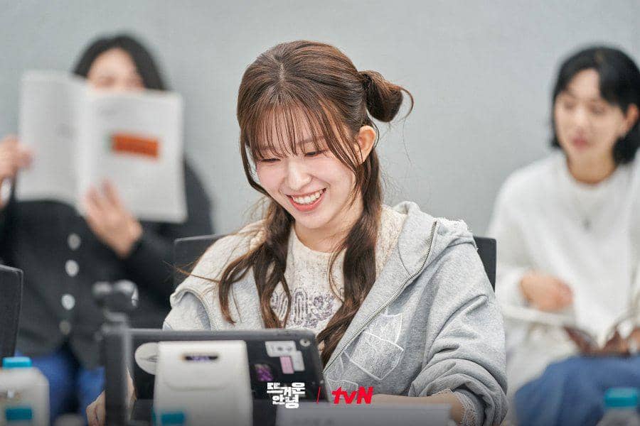 Happy Anding membaca naskah dengan serius dalam dokumentasi kegiatan yang dirilis oleh stasiun televisi tvN.