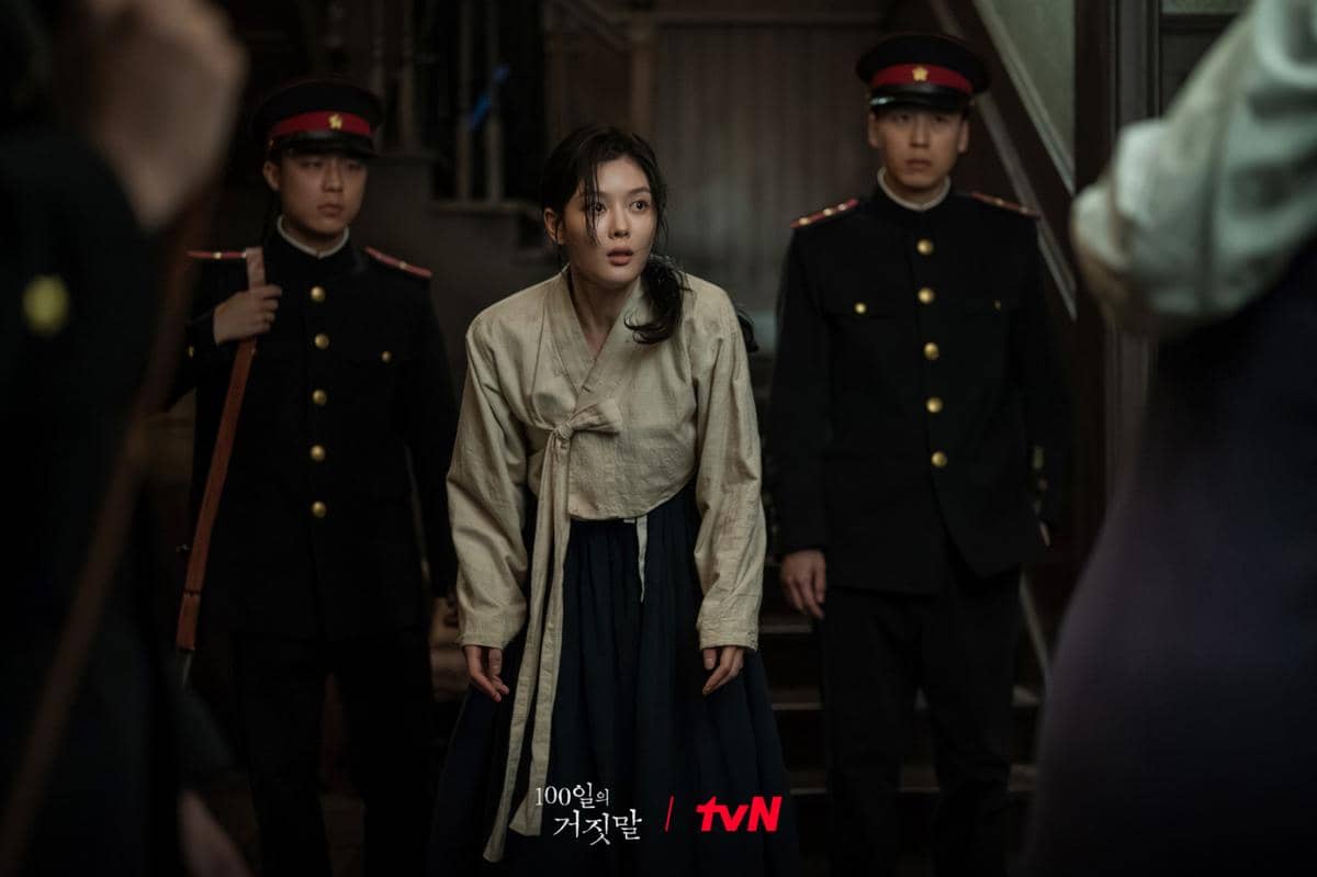 Cuplikan drama Korea 100 Days of Deception produksi tvN, menampilkan adegan dari serial tersebut di layar.
