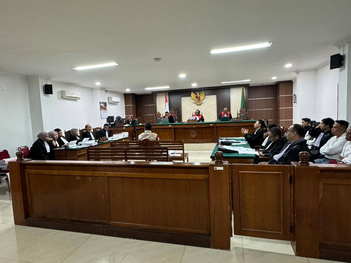 Mantan Penjabat (Pj) Gubernur Sulawesi Selatan (Sulsel), Bahtiar Baharuddin, hadir sebagai saksi dalam sidang kasus dugaan korupsi pengadaan