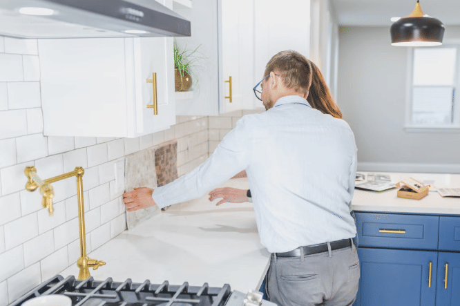 ilustrasi agen properti memeriksa ubin di dapur