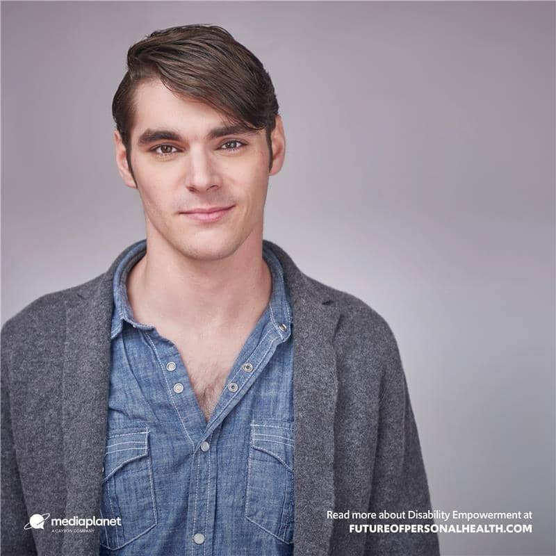 Potret RJ Mitte dari akun Instagram @rjmitte, menampilkan sosok aktor tersebut dalam sebuah unggahan media sosial.