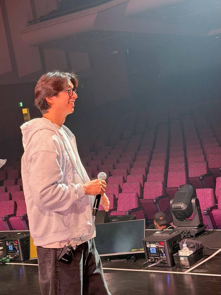 Gong Yoo berada di atas panggung dalam momen fan meeting, berinteraksi dengan para penggemar yang hadir.