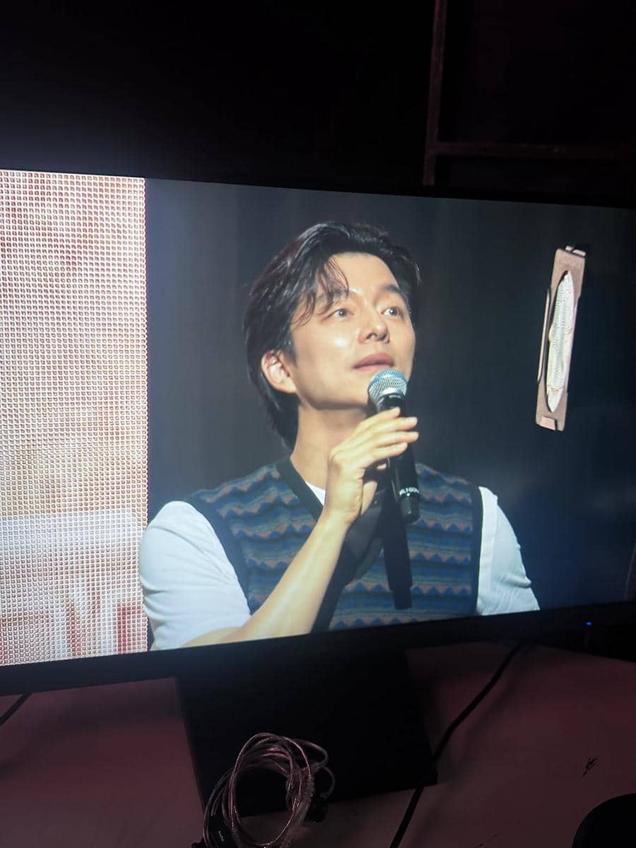 Gong Yoo menghadiri acara fan meeting dan berinteraksi dengan para penggemar dalam momen yang dibagikan.