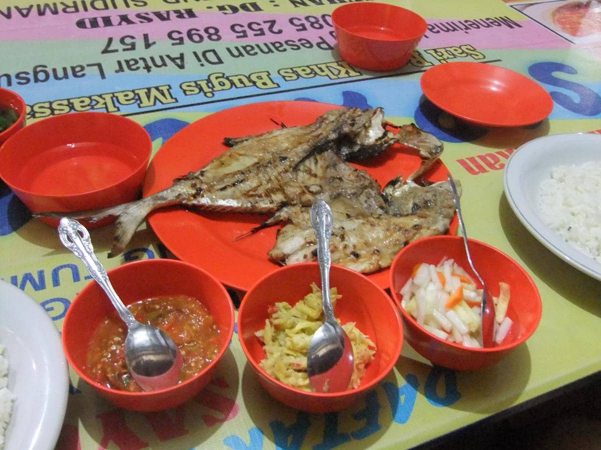 ilustrasi ikan bakar dan sambal mangga muda