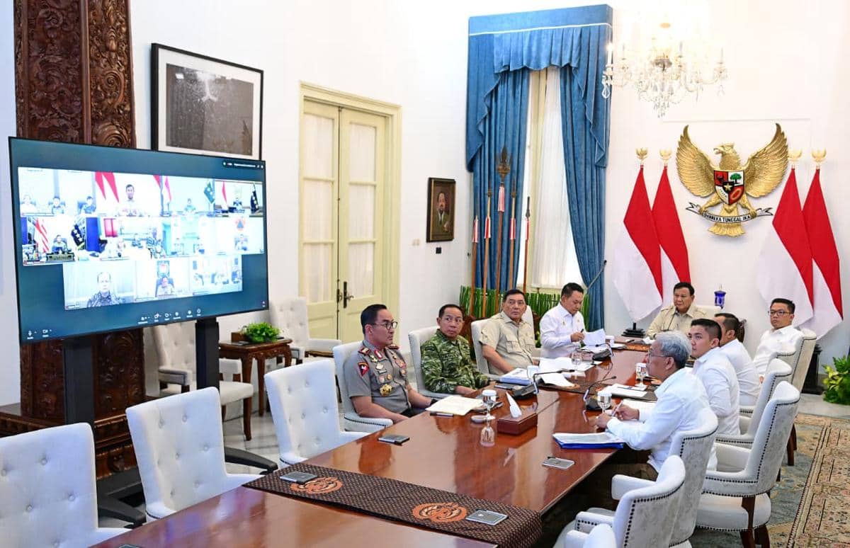 Presiden Prabowo Subianto memimpin rapat terbatas terkait kebakaran hutan dan lahan (karhutla) (dok. Sekretariat Presiden)