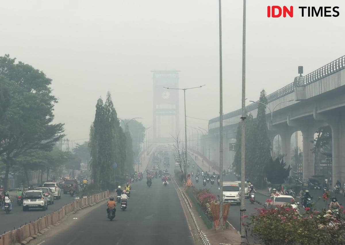Kondisi kabut asap yang melanda kota Palembang menutup ikon kota Jembatan Ampera