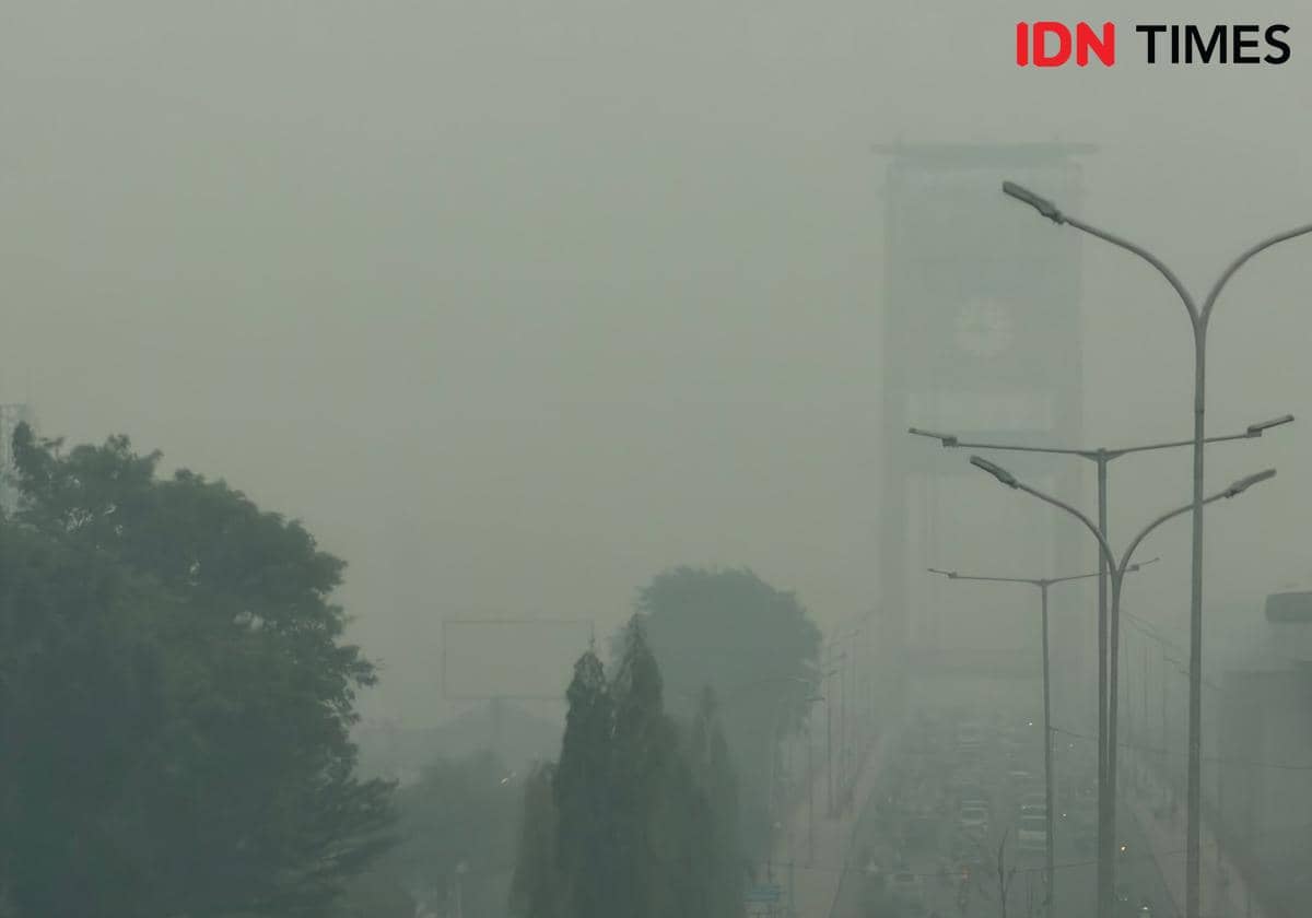Kondisi kabut asap yang melanda kota Palembang menutup ikon kota Jembatan Ampera