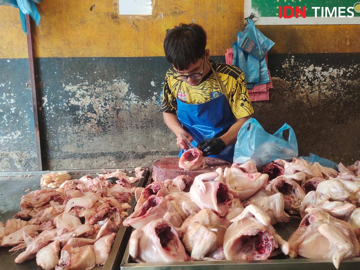 Potongan daging ayam segar dipajang untuk dijual di atas meja kios Pasar Pagi Setiabudi, Medan.