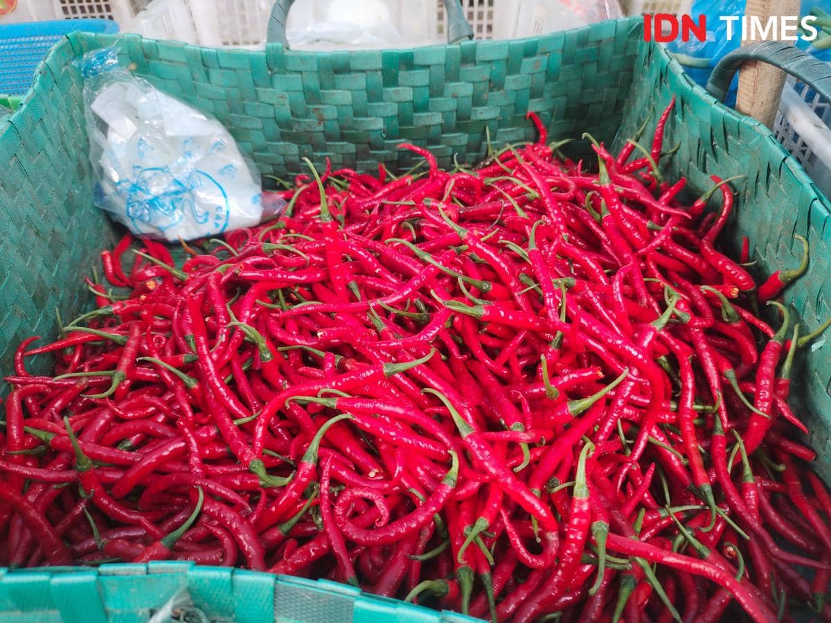 Tumpukan cabai merah segar dipajang untuk dijual di Pasar Pagi Setiabudi, Medan, dalam wadah dagang.