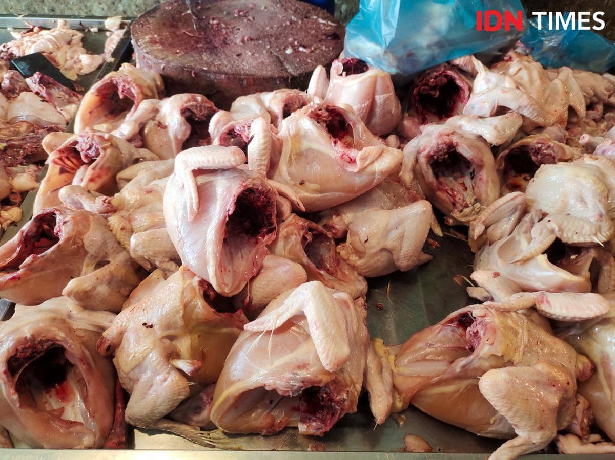 Aneka potongan daging ayam segar tersusun di meja penjualan Pasar Pagi Setiabudi, Medan, untuk melayani pembeli.