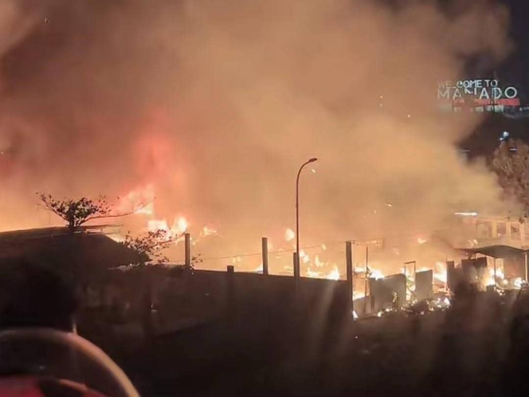 Api besar melalap permukiman padat penduduk di Lingkungan I, Kelurahan Sindulang I, Tuminting, Kota Manado, pada malam hari.