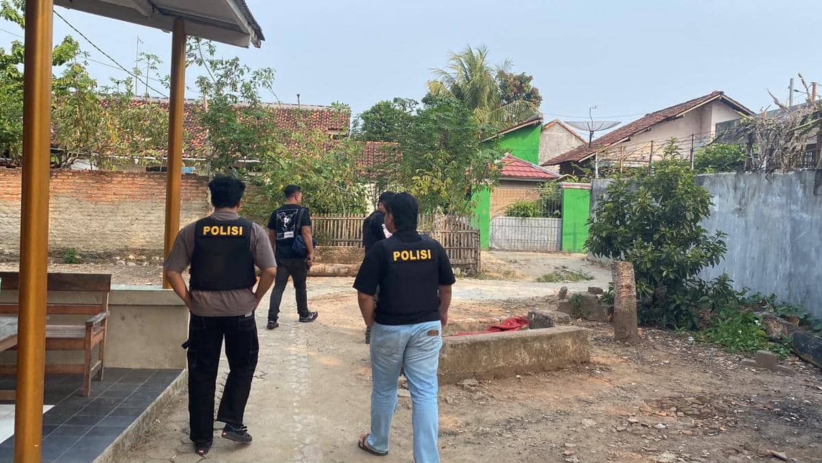 Personel Satresnarkoba Bandar Lampung melakukan penggerebekan di kawasan Teluk Betung Timur, Kota Bandar Lampung